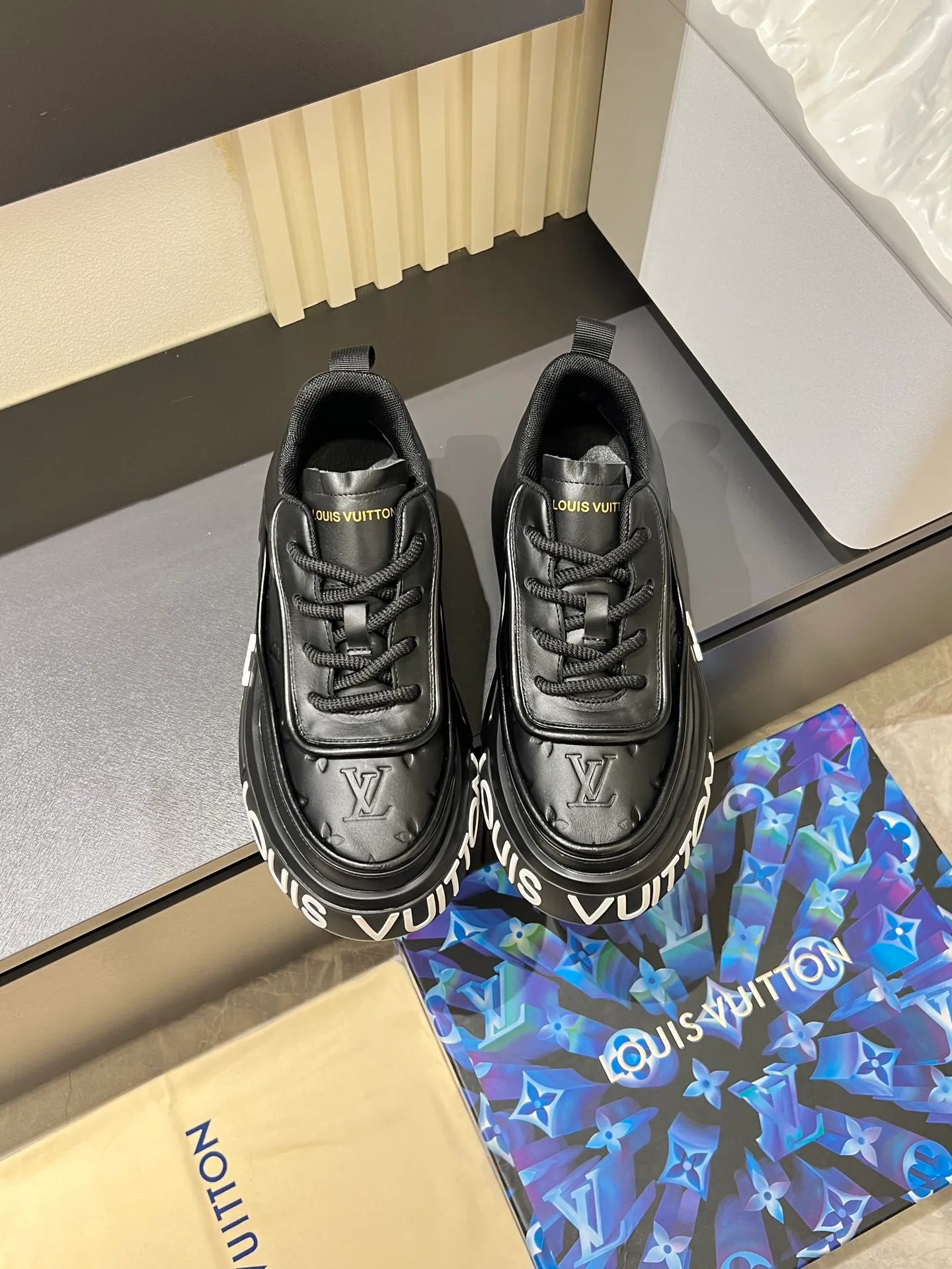p560 "LOUI* VUITTO*" popular men's casual shoes, genuine development in Italy💯Purchase level quality✔️The upper is made of official website material first-layer cowhide, comfortable and soft sheepskin feet⚡️Fashionable and versatile. The toe last shape is firm and full, and the soles are made from LV original molds and can be freely entered and exited the counter. They are light and comfortable on the foot~purely handmade, details determine the quality! Size:39-44, (38.45 customized)